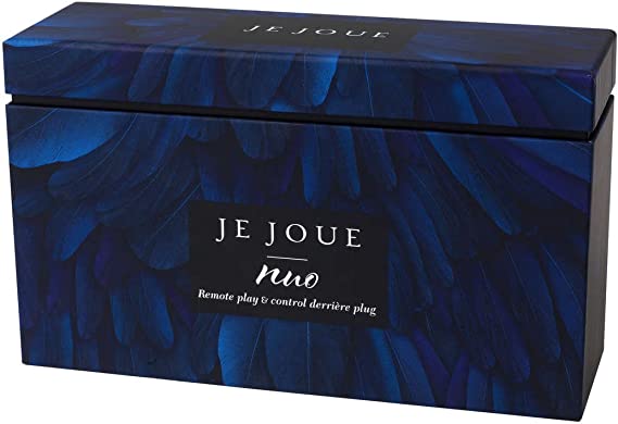 A dark blue box with feather-like patterns and the text "JE JOUE nuo Remote play & control derrière plug".