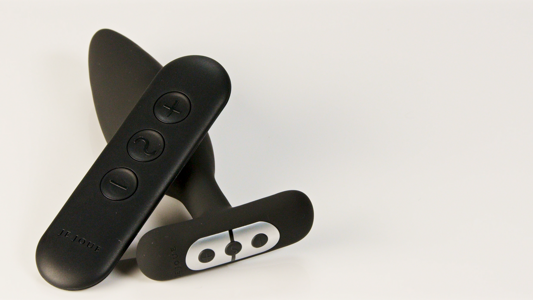 Onyx vibrating anal plug with remote control.